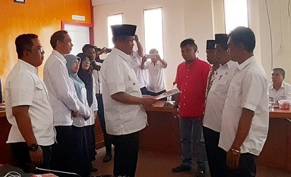 Penyerahan_SK_oleh_Bupati.jpg